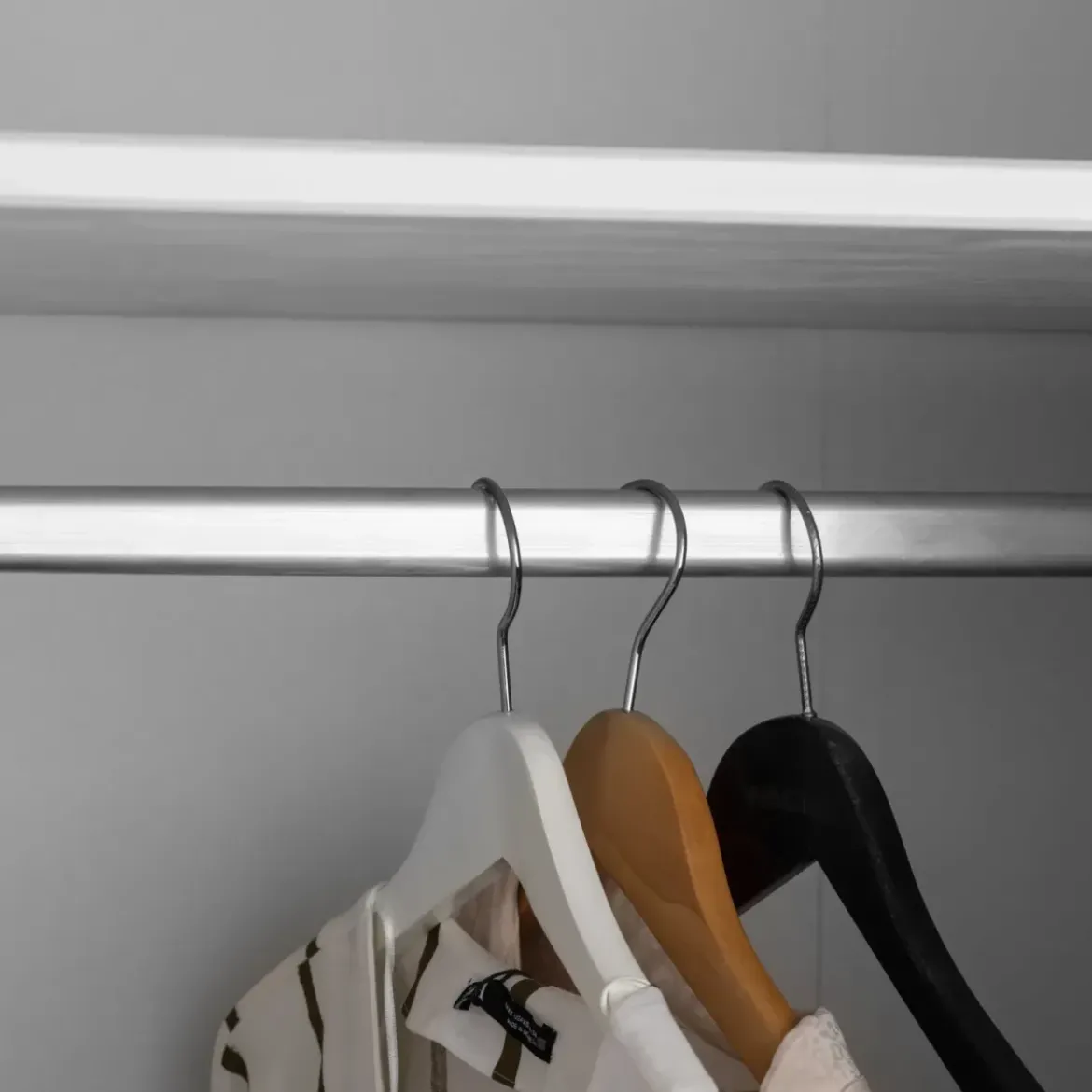 Armadio Camera da Letto 2 Ante con Asta Appendiabiti Legno Bianco