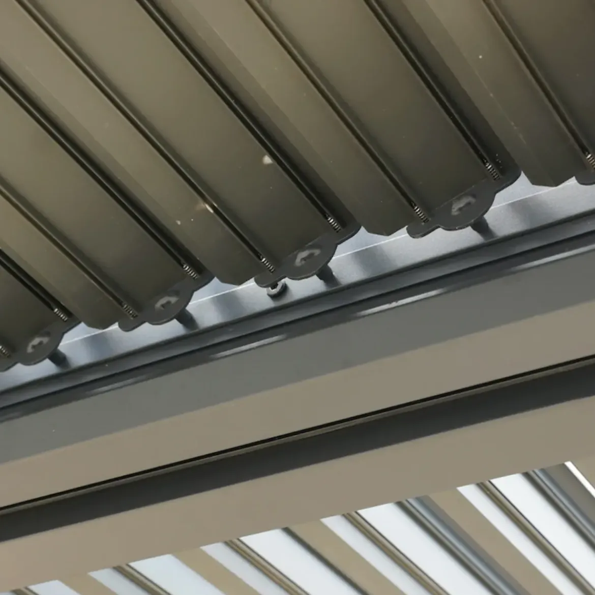 Pergola Bioclimatica in Alluminio 360x300 cm con Tenda e 5 Pannelli