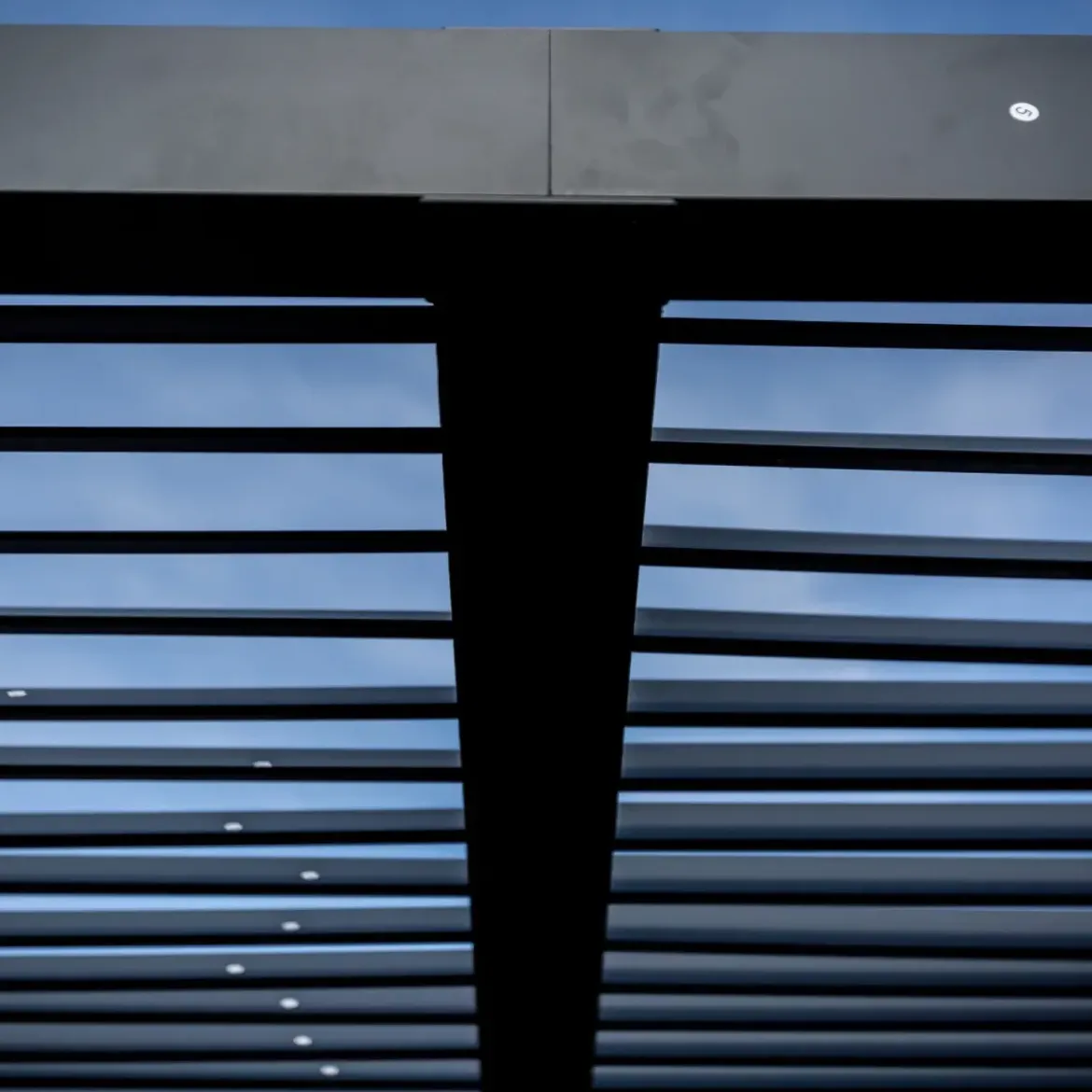 Pergola Bioclimatica in Alluminio 360x300 cm con Tenda e 5 Pannelli